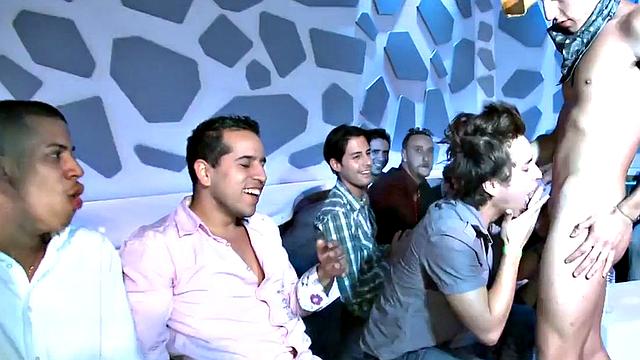 Горячая гей-тусовка: мужики жадно сосут стриптизёров на глазах у всех