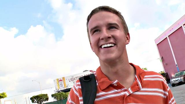 Смотри, как натурал получает минет в глори-холе и потом жестко трахается с парнем