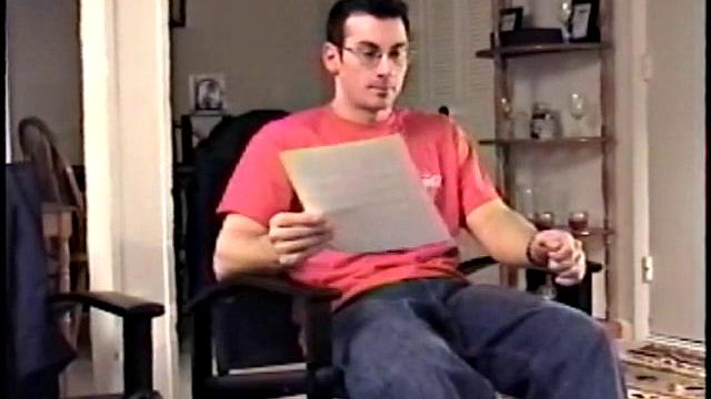 Гианни дрочит свой здоровый член до мощного оргазма, прямо в руке течет сперма