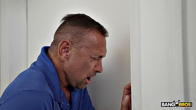 папаша попался на горячем - девчонки решили не теряться