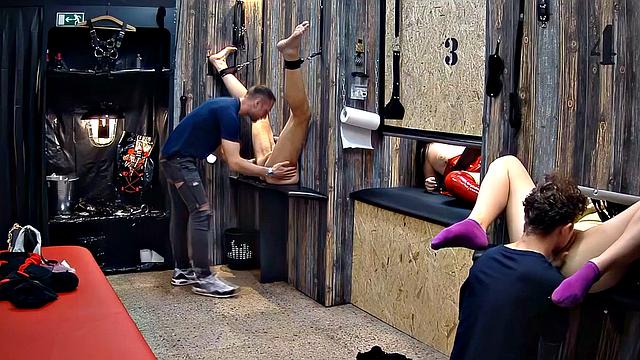 Четыре озорные лесбиянки на тусовке, а я забыл зарядить свой член