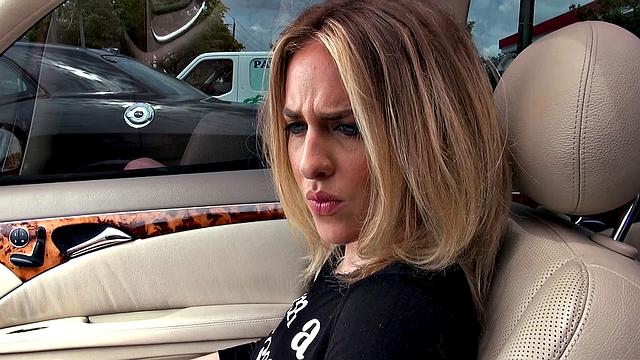 блондинка на трассе жадно сосёт и получает горячий трах в тачке