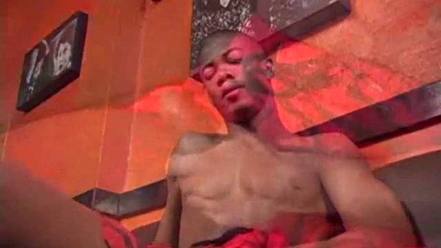 Фелипе Саинс с мощным членом трахает Перо Коресму по-гейски, сперма льется обильно.