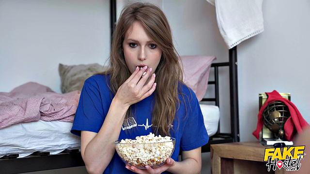 Горячая Gina Snow трахается с Marco Bull в хостеле, глубокий минет и мощный кончил на лицо.