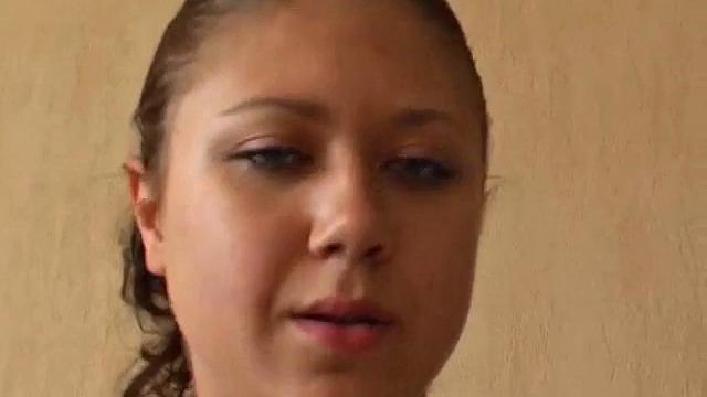 жаркая блондинка отчаянно дрочит гладкую киску