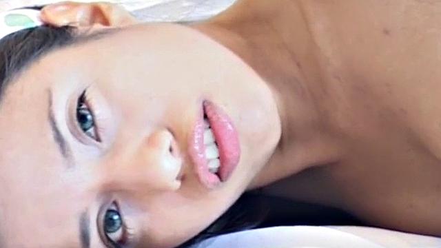 испанская шалунья мастурбирует и троллит зрителей