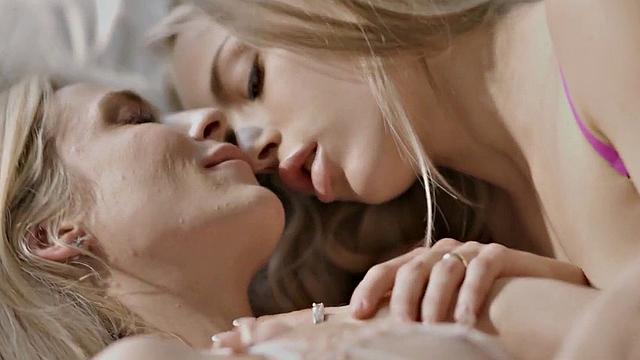 Fingered lesbian babe scissoring her GF after pussylicking