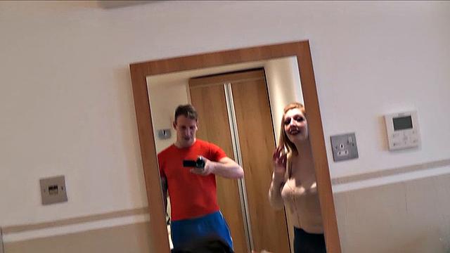 пышная британка отдается в жарком тройничке с двумя мужиками