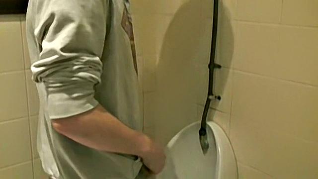 Дрочка в мужском туалете - Ксандер Уайлд