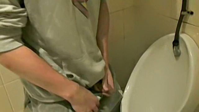 Дрочка в мужском туалете - Ксандер Уайлд