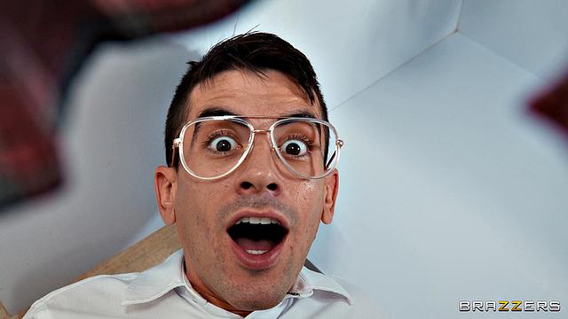 готическая красотка ловит застенчивого арендодателя на воровстве трусиков и жестко трахается с ним