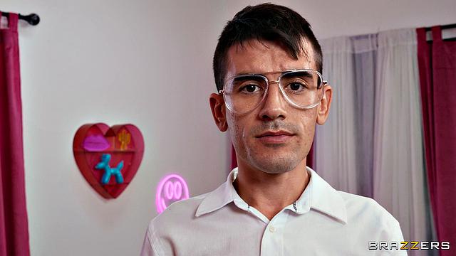 готическая красотка ловит застенчивого арендодателя на воровстве трусиков и жестко трахается с ним