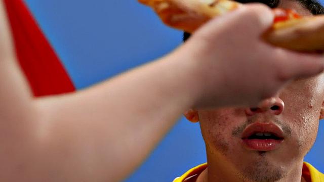 Сочная BBW с огромными сиськами жарко ебется с коротышкой после страстного титфака