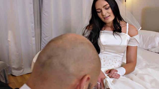 RIM4K. Muscular stud enjoys amazing rimjob from his gorgeous bride