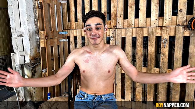Дэнни и Себастьян играют в жёсткие игры, и яйца платят цену - вот как налаживают контакт