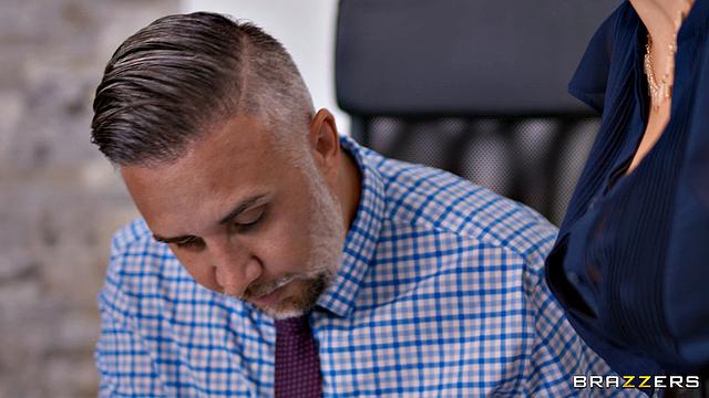 Дорогая мамочка с фантазией спасает дочку через секс с директором школы - Кензи Тейлор соблазняет Киэрана Ли по-взрослому и решает все вопросы шутя.