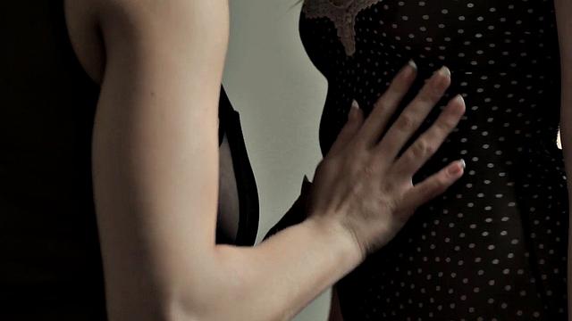 две подружки примеряют игрушки, потом лакомятся вкусняшкой в кровати