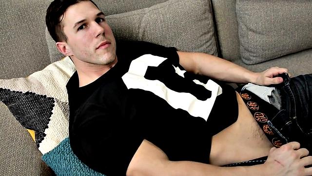 Hunky amateur stroking in solo closeup action