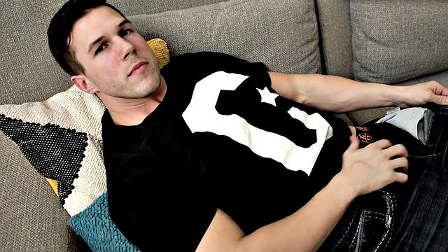 Hunky amateur stroking in solo closeup action