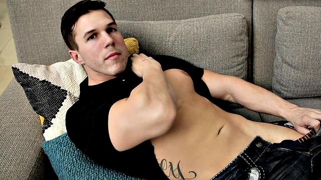 Hunky amateur stroking in solo closeup action