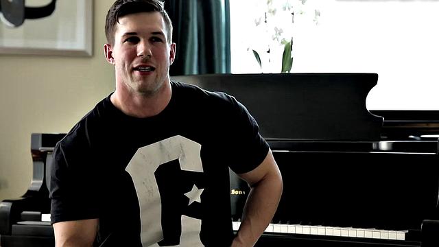 Hunky amateur stroking in solo closeup action