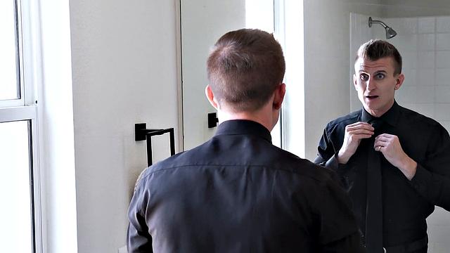 Лея Фалкон с татухами безмолвно отдаётся Оливеру Фейзу на кухне