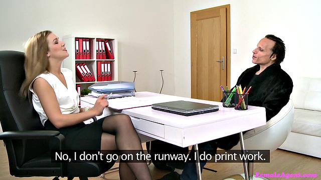 Agent's wild office fantasy: kissing, fucking, and hair pulling with a bald American babe