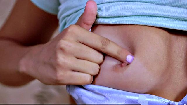 Ариана дрочит свою мокрую киску на камеру