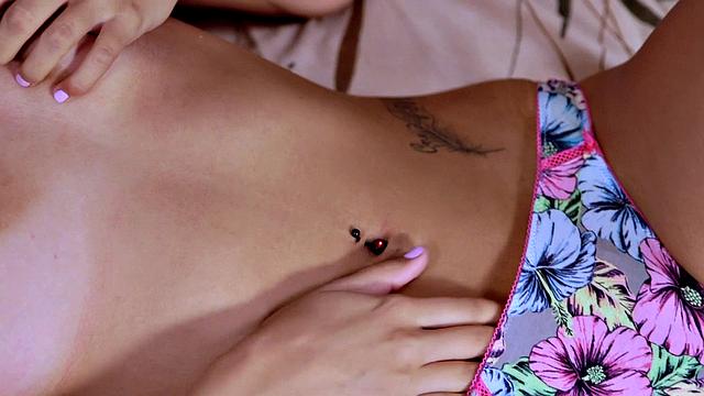 Ариана дрочит свою мокрую киску на камеру