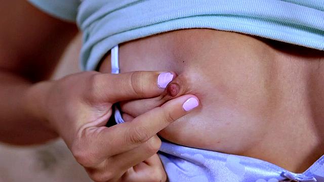 Ариана дрочит свою мокрую киску на камеру