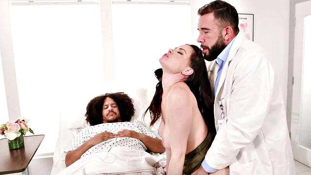 алисон рей трахается с доктором, а парень учится быть запасным