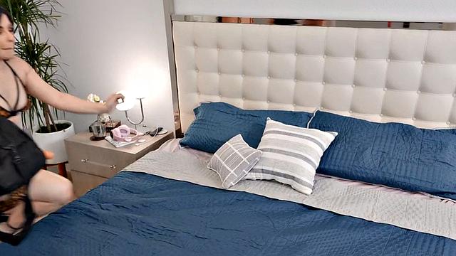 Slutty lez eats nice wet pussy b4 fucking her with strapon