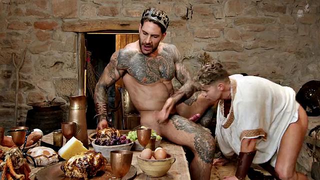 Татуированные парни трахаются толпой на природе