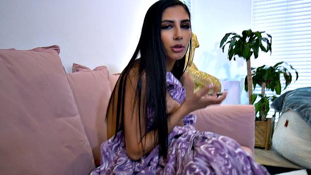 Сестра хвастается друзьями братом и его огромным хуем на видео