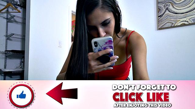 Сестра хвастается друзьями братом и его огромным хуем на видео