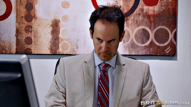 Лейси Леннон сносит офис крышу своими ножками - и её никто не увольняет, а только дрочит на ноги, пока босс в ауте.