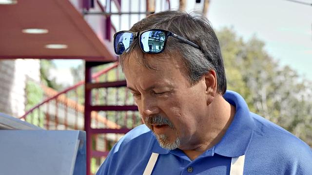 масляная красотка трахается в анал на кухне и глотает сперму