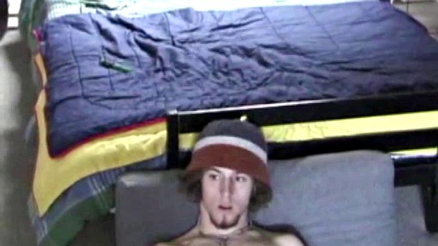 Адам валяется на полу, дрочит толстый член, трогает дырку и кончает на скейтборд