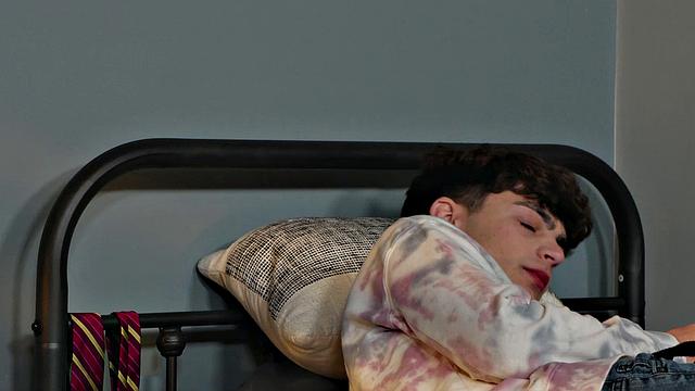 Трое взрослых парней с общаги не могут остановиться в жаркой тройке