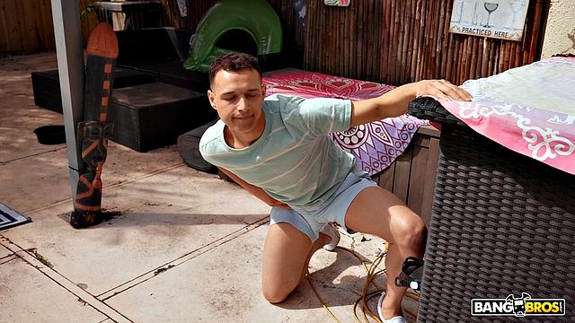 Дружбан пошёл за мячом, а оказался между ног у горячей мамки друга - Сиенны Сантаны!