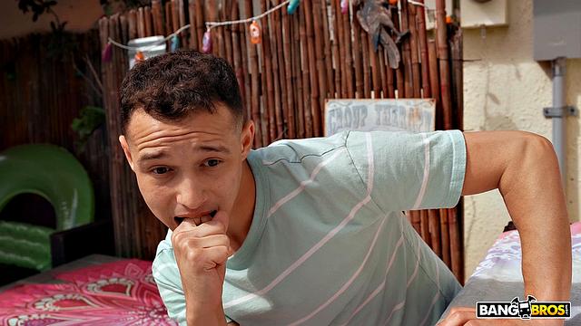 Дружбан пошёл за мячом, а оказался между ног у горячей мамки друга - Сиенны Сантаны!