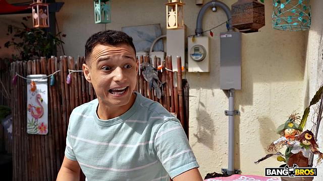 Дружбан пошёл за мячом, а оказался между ног у горячей мамки друга - Сиенны Сантаны!