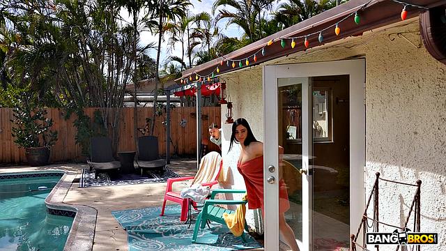 Дружбан пошёл за мячом, а оказался между ног у горячей мамки друга - Сиенны Сантаны!