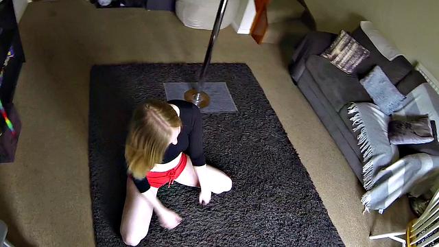 татухастая шлюха Сатин Спарк трахается с копом в шортах и скачет на нём задом наперёд