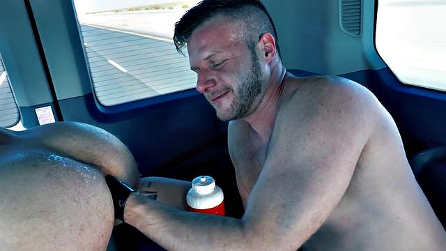 мускулистый оттер кайфует: жопу ему лижут и кулак вгоняют прямо в тачке