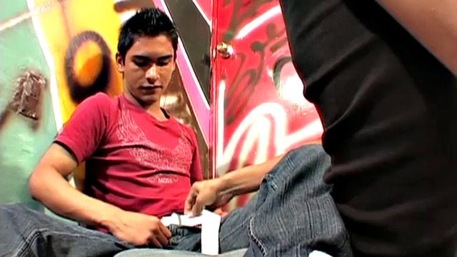 два друга спорят, у кого хер толще, и устраивают дегустацию