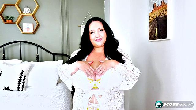 Amber Marie трясёт сиськами так, что интернет зависает