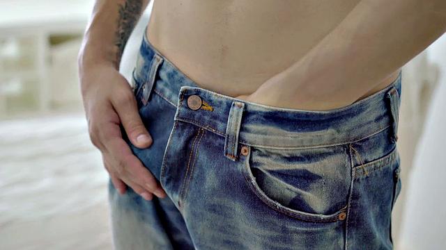 подкачанный татуированный гей дрочит большой член и кайфует