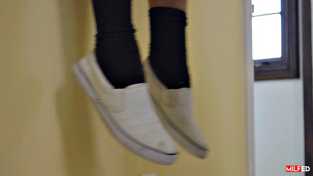 Две зрелые красотки и латинский мачо устраивают горячую групповуху с фейерверком оргазмов и спермы в спальне под кайфовым светом калейдоскопа.