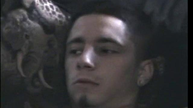 Корри с жадностью заглатывает стояк до конца